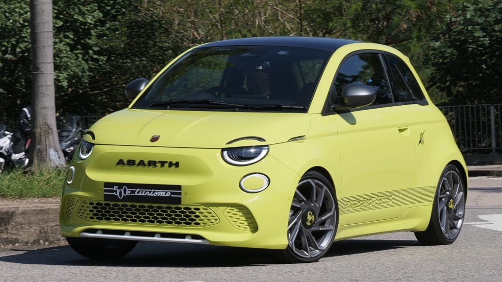 电动车Abarth 500e车身小马步阔，加上电池铺设在车底，换来低重心沉稳攻弯操控感。