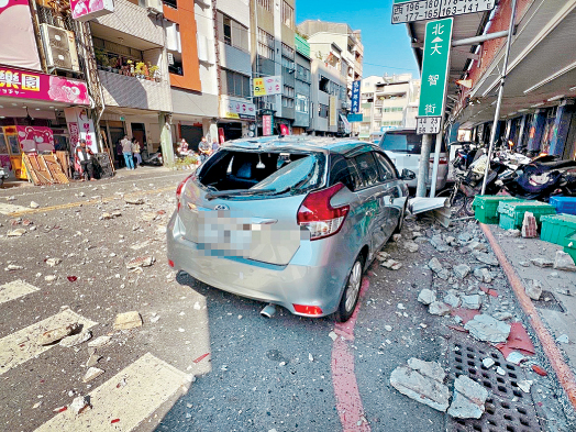 地震過後，台南一幢樓宇外牆剝落，砸中兩架私家車。