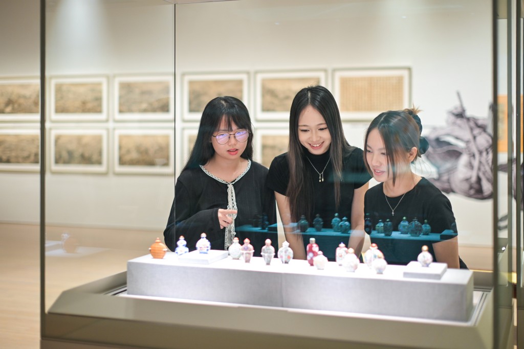 是次展覽涵蓋了由清宮廷主導製作的藝術品,如玉器、文房用具、書畫及紡織品,讓公眾能更深入了解清朝宮廷的全貌。中大提供 是次展覽涵蓋了由清宮廷主導製作的藝術品,如玉器、文房用具、書畫及紡織品,讓公眾能更深入了解清朝宮廷的全貌。中大提供