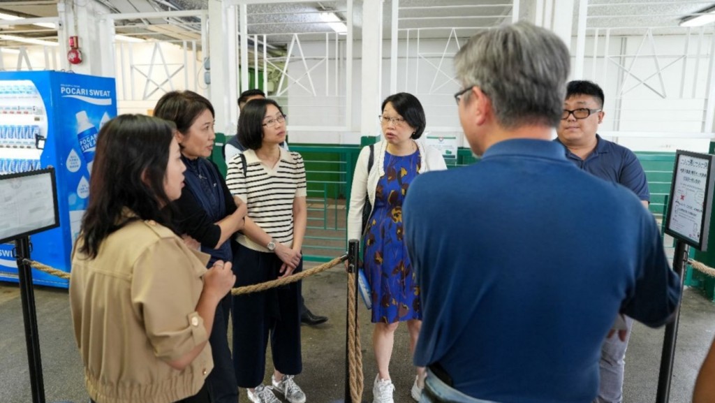 旅遊事務專員張馮泳萍聯同旅監局訪尖沙咀天星碼頭及附近提供維港遊服務的碼頭,視察有關優化人流的管理安排。旅監會圖片