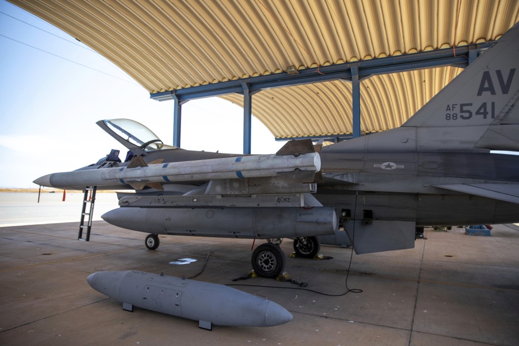 F-16有著極佳的航程(860 公里)，也有強大的對地打擊能力，並且適用所有的北約武器。AP