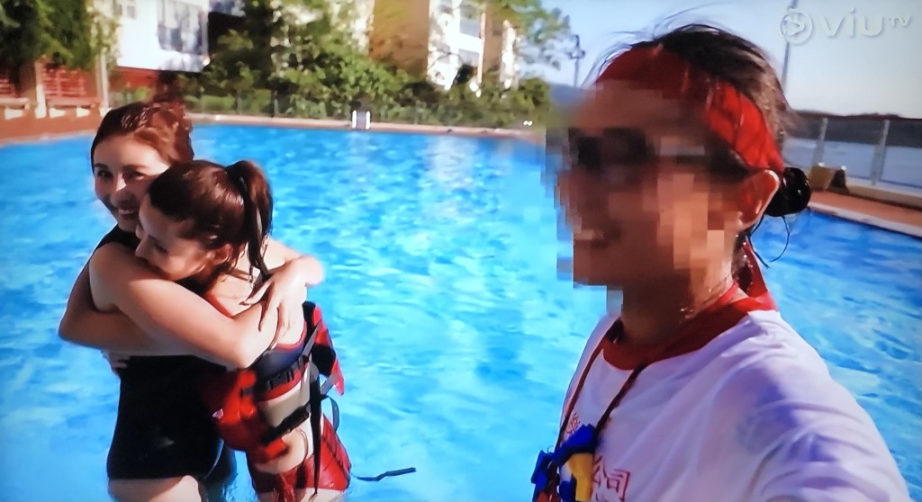 Mike導要求攬攬被拒,兩位Shirley互攬。