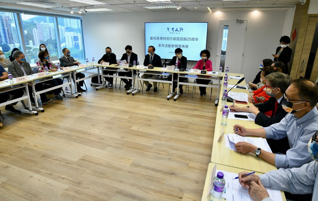 香港文聯受特首及民政事務局邀請，策劃一系列文藝活動。
