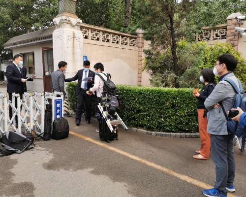 六點前所有中籤的港澳台及外國記者都已在酒店門口排隊。張言天攝
