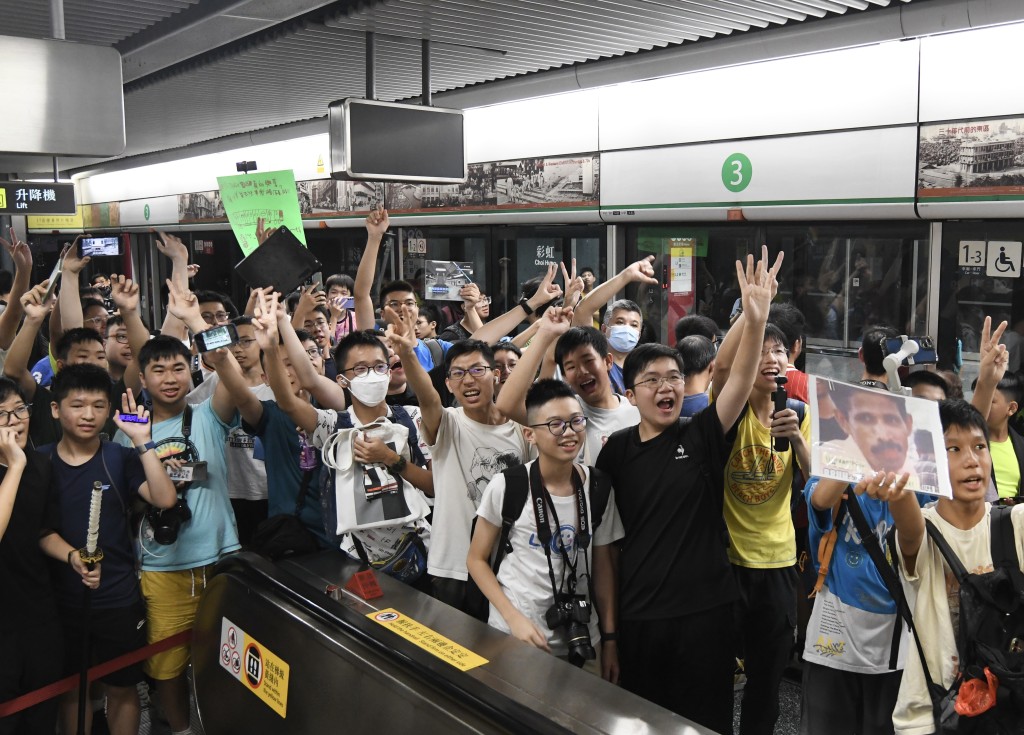 鐵路迷在月台候車時高呼「白頭！白頭！」。何君健攝