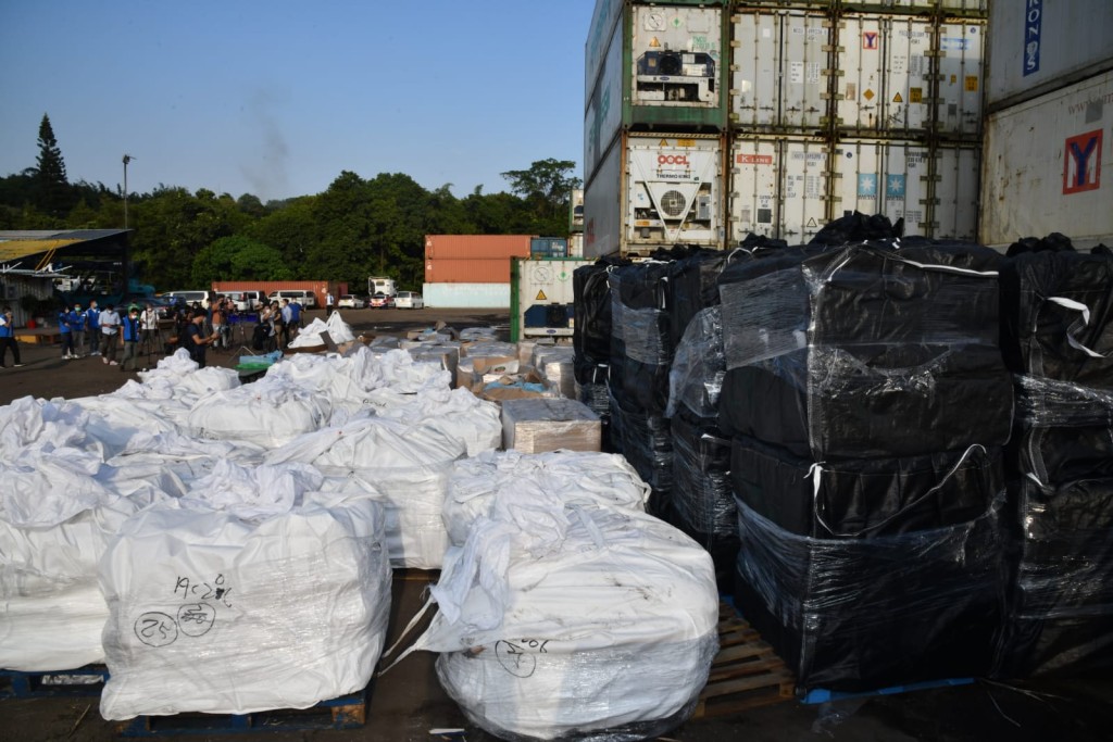 警方在貨櫃場內發現200多個非法凍櫃，初步點算合共藏有5600公噸凍肉。