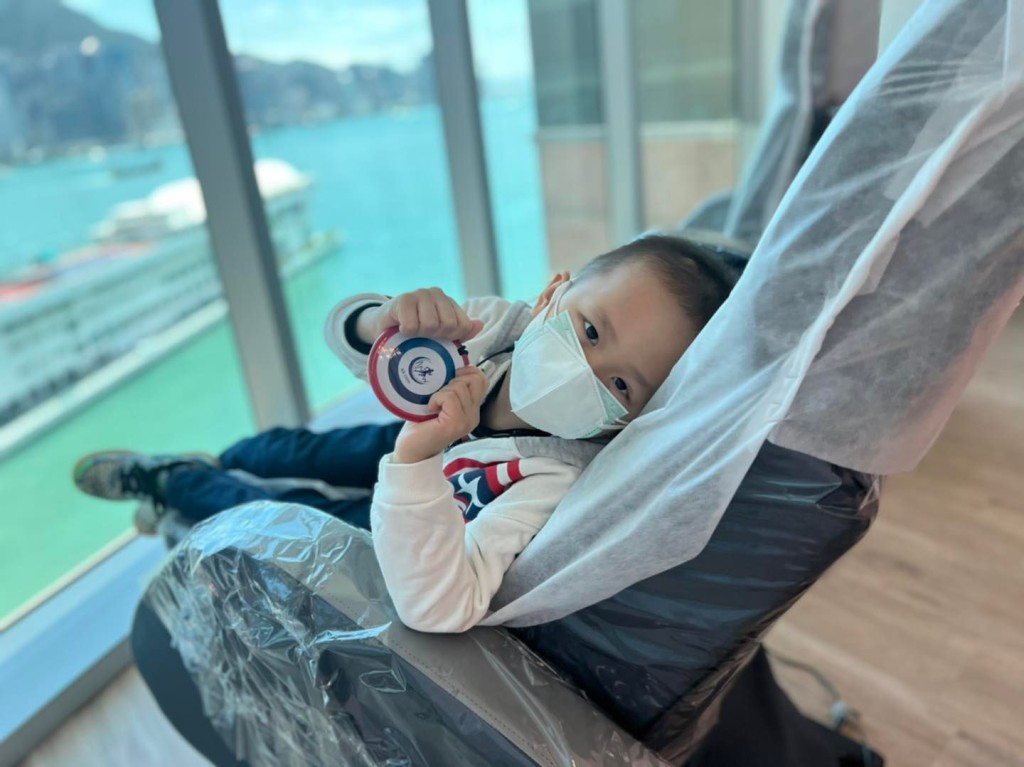 Sheldon媽媽較早前指Sheldon的浣熊眼已經消退。(fb@神母小戰士Sheldon)