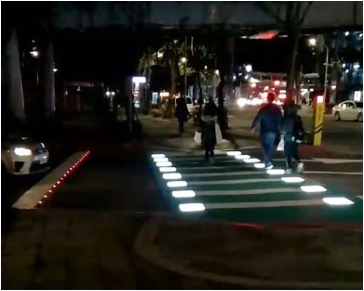 板桥区新府路市民广场停车场出口处LED行穿线。图:新北市交通局
