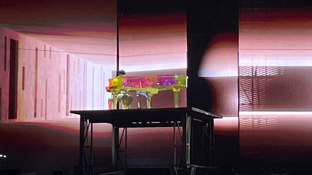 林俊傑自彈自唱《記得》為個唱掀開序幕。