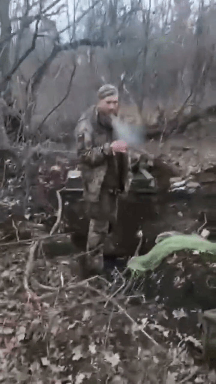 这名乌军战俘站著淡定抽烟，喊出「荣耀归乌克兰」（Glory To Ukraine）。