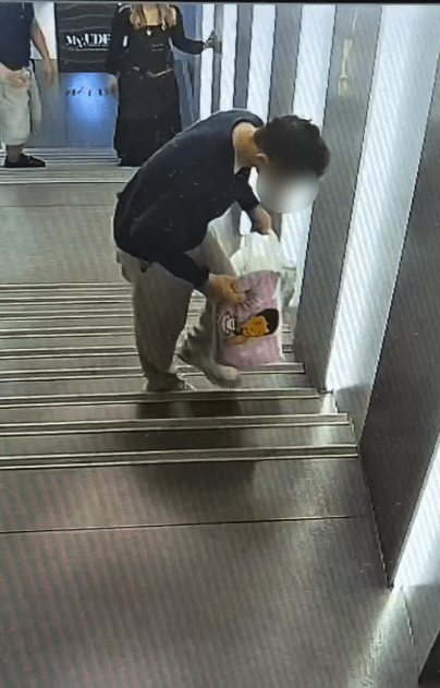 疑操普通話的男子一度離開現場。(THREADS影片截圖) 疑操普通話的男子一度離開現場。(THREADS影片截圖)