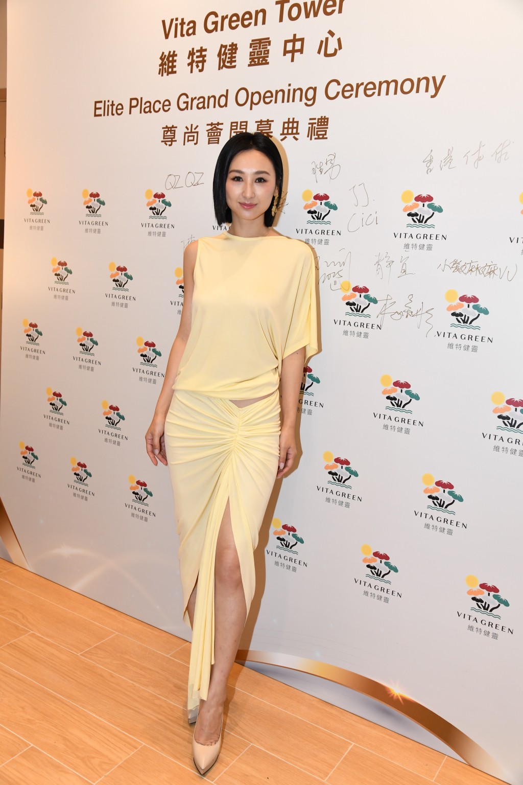 盡顯fit爆健美身材。
