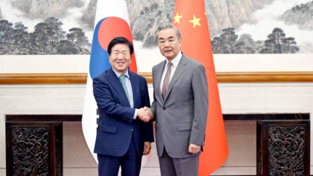 王毅會見韓國總統特使朴炳錫。外交部