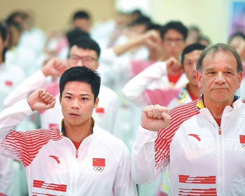 肯丁頓（右）重新訓練蘇炳添（左）的起跑動作、銜接、途中跑和最後衝刺等，令後者突破樽頸再進步。網上圖片