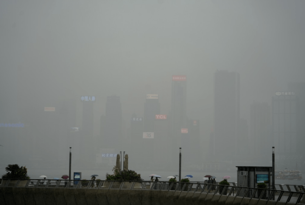 天文台预料本港未来八天雨水频仍，最高湿度可达95%，初春之气，乍暖还寒。