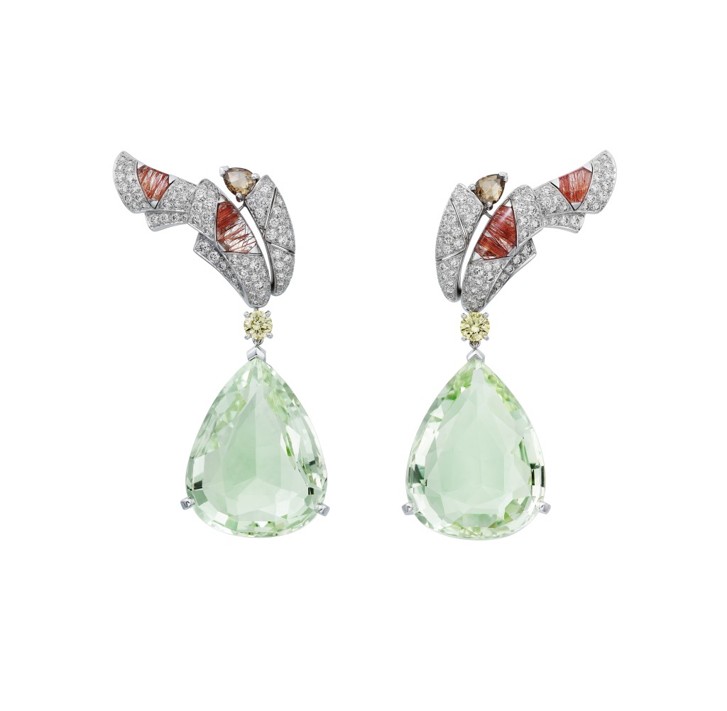 Tillandsia耳环，18K白金镶嵌两颗共重55.09卡的梨形切割绿柱石，另配以发晶、棕色梨形切割钻石，黄钻与圆形明亮式切割钻石。　