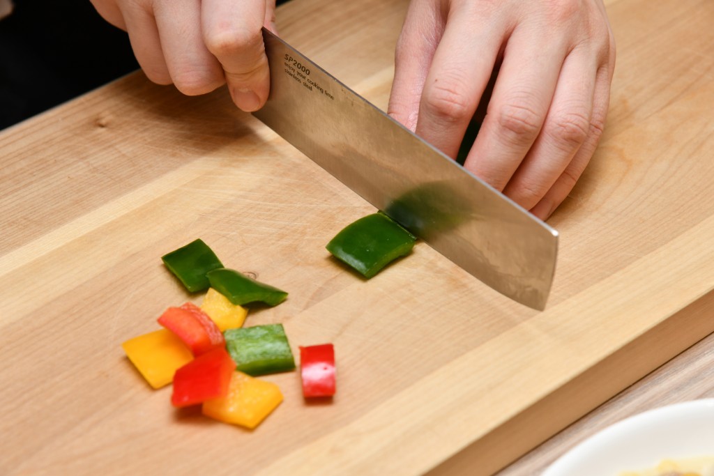 Step 2: 洋葱及三色甜椒切件。 Cut the onion and bell peppers into small pieces.