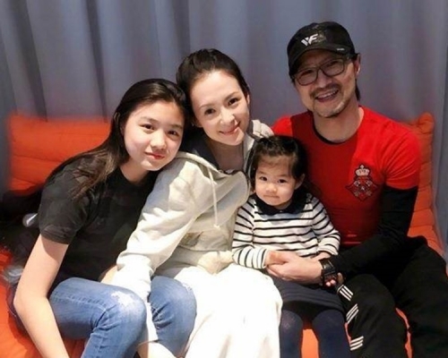 章子怡和汪峰婚後生下一女醒醒,對繼女熙熙也視如己出。網圖