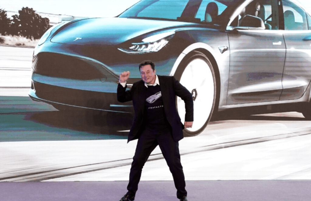 同为电动车巨头创办人的马斯克是全球数一数二巨富。路透社