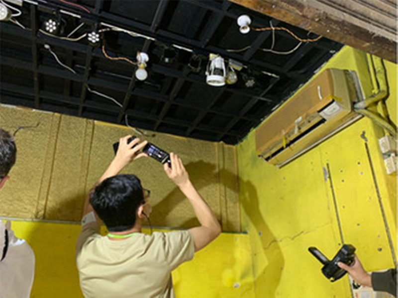 市建局人員會記錄商戶內資產。市建局圖片