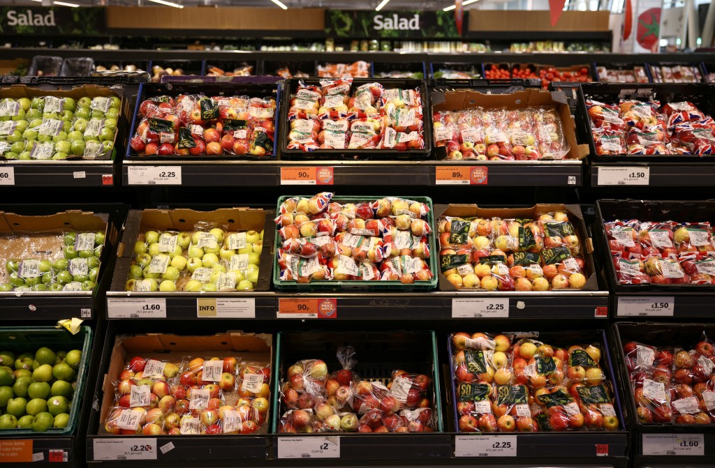 超市售賣的蔬果。路透社