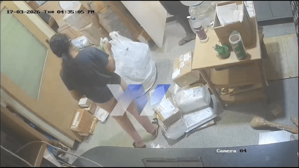 店员坚持要打开麻布袋检查。 X@path2shah