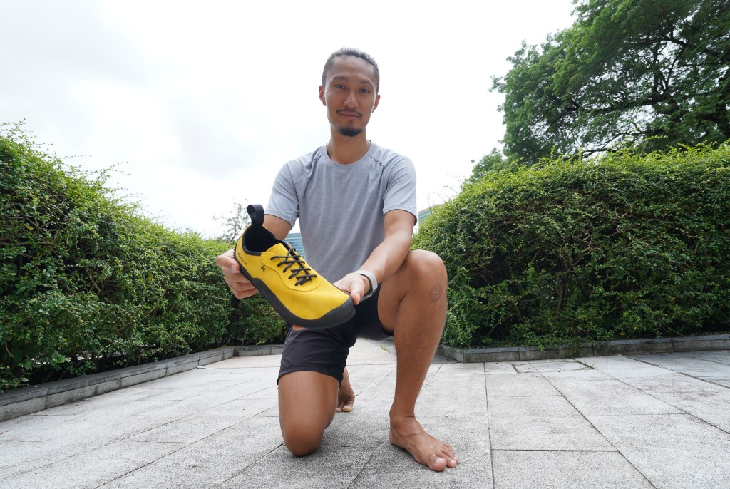 Barefoot Asia創辦人之一Adam，當了10年復健教練，深明鞋履跟足部健康息息相關，平日在安全的情況下，他選擇以赤足步行，訓練雙腳。