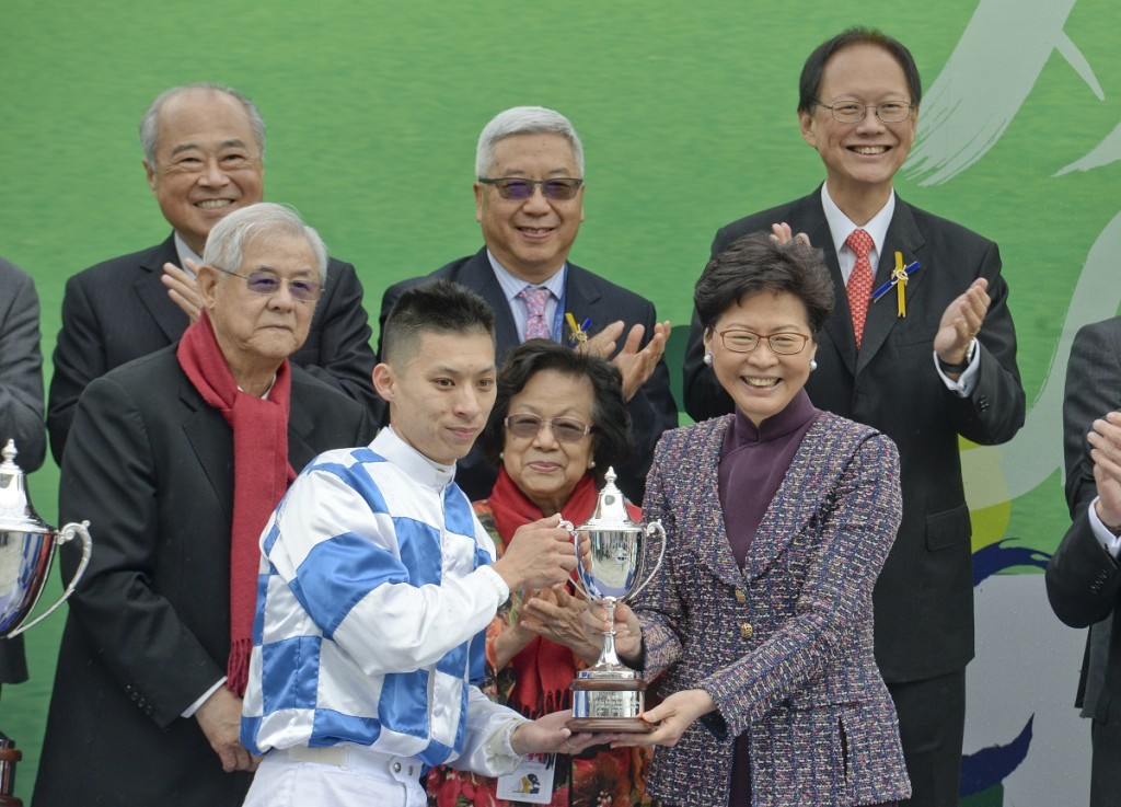 雪戰神駒騎師蔡明紹(前排置左),行政長官林鄭月娥(前排置右)。