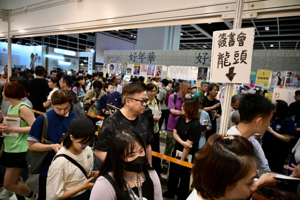 簽名會現場人頭湧湧，一眾「道友」爭先與「道長」合影留念，更一度大排長龍。蘇正謙攝