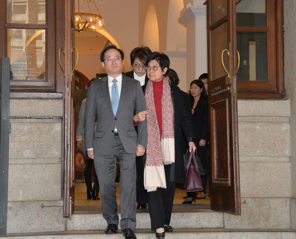 曾鮑笑薇（右）、曾慶淳（左）和曾璟璇（後）離開法庭。