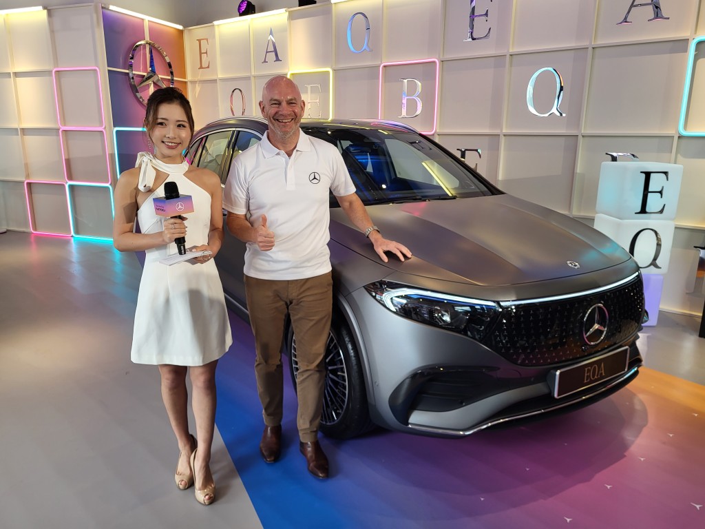 平治Mercedes-Benz新改良版EQA及EQB电动车在港发表，Mercedes-Benz Hong Kong行政总裁Andreas Buchenthal(右)主持揭幕礼。