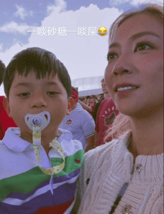 何雁詩在溫哥華陪伴兒子時，貼出兩母子互動影片，並配文「一啖砂糖一啖屎」。