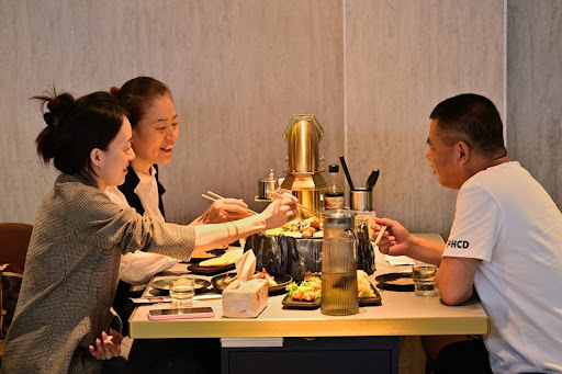 一名母親攜同孩子在燒肉放題店用餐，老闆態度引起熱議。（示意圖）新華社