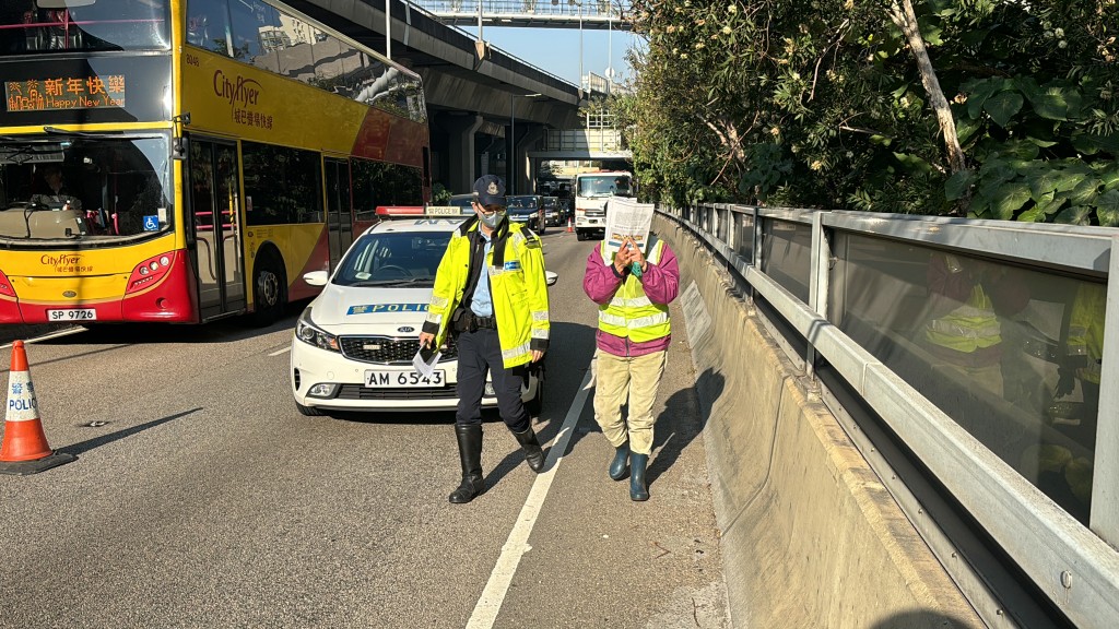 垃圾車女司機協助警方調查。