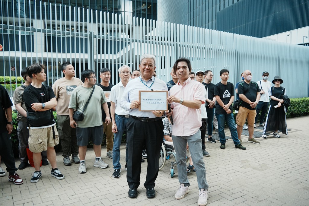 小車主捍衛權益關注組收集近5000名小車主的請願信轉交行政長官李家超。汪旭峰攝 小車主捍衛權益關注組收集近5000名小車主的請願信轉交行政長官李家超。汪旭峰攝