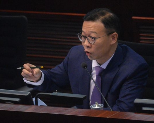 張指出自己作為民選議員，任期內不會離開。