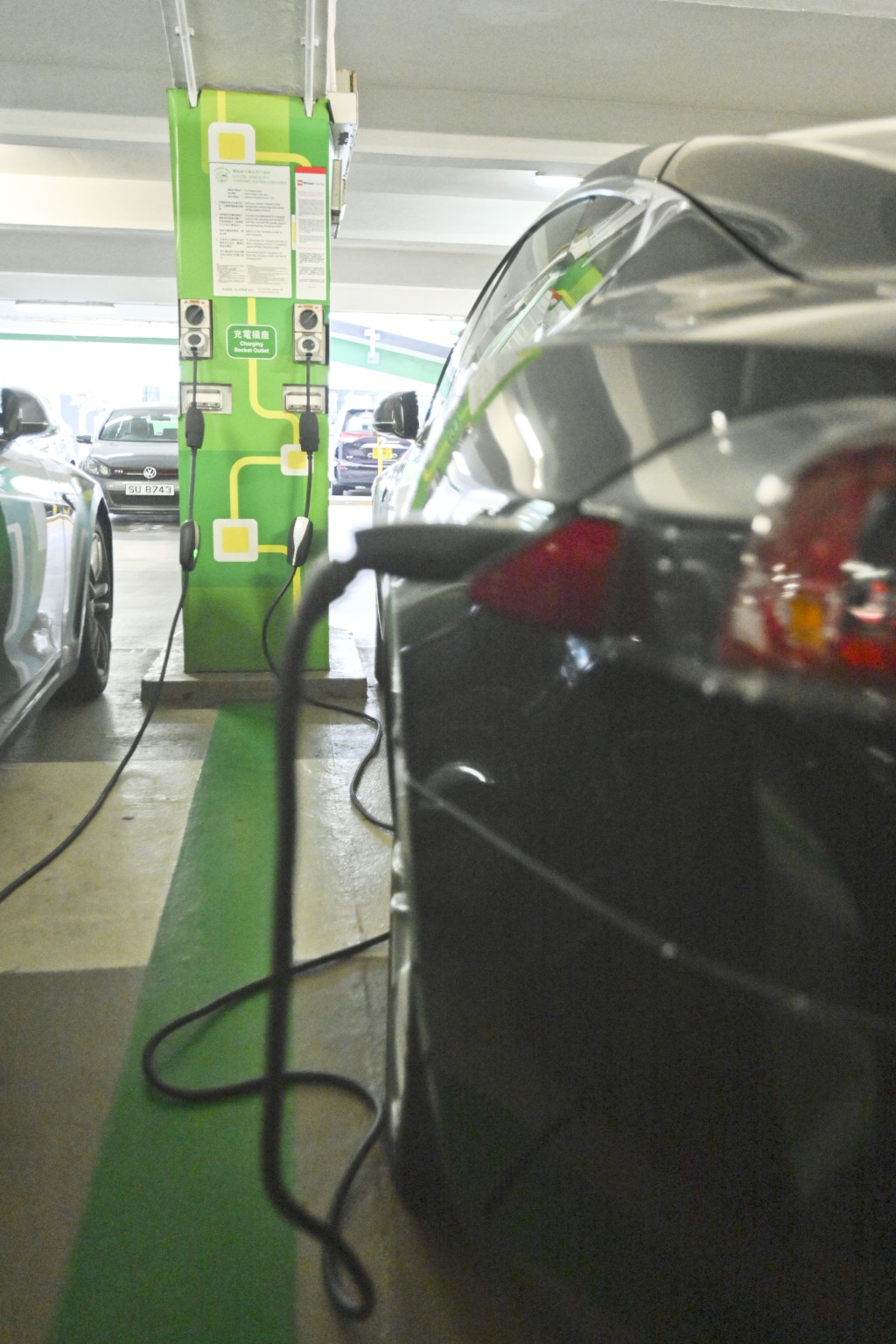 两个政府停车场电动车充电服务将由免费转为收费。资料图片
