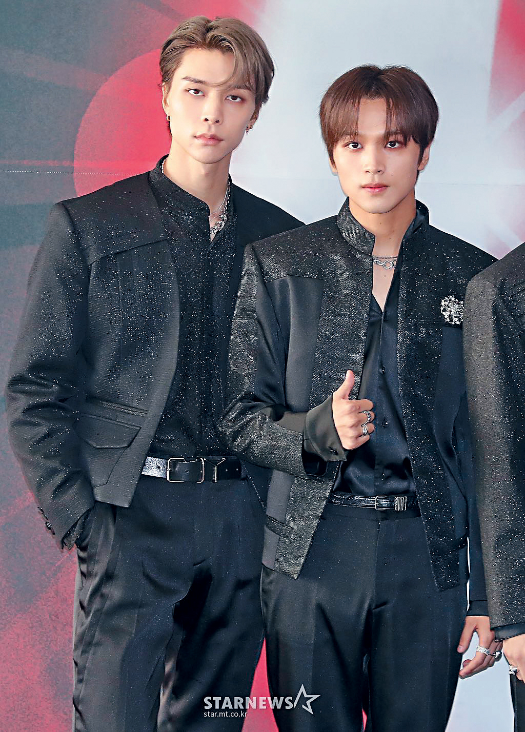NCT 127成員楷燦(右)和Johnny被爆桃色醜聞,疑帶3女子在東京開房。