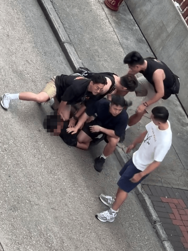 南亞青年被制服仍大叫「你唔X好掂我頭」、「你唔X識我呀,我無紋身啫」。IG@hkbrawler 南亞青年被制服仍大叫「你唔X好掂我頭」、「你唔X識我呀,我無紋身啫」。IG@hkbrawler