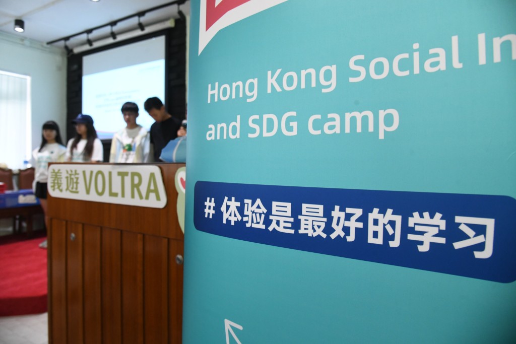 「香港社創及發展營」活動讓29位上海、北京等地的中學生到深水埗探訪露宿者，參與食物回收及派飯活動等。何健勇攝