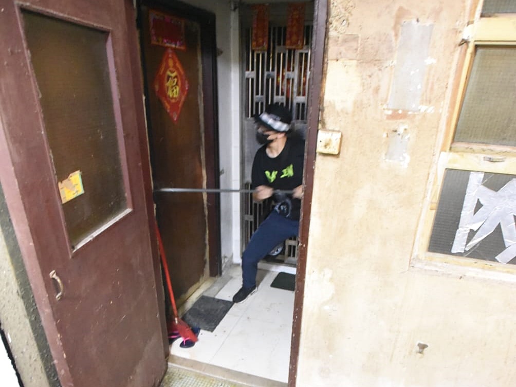 有示威者找到疑為刀手藏身的單位。