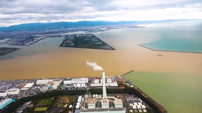 濁流出現，湧至灣內。