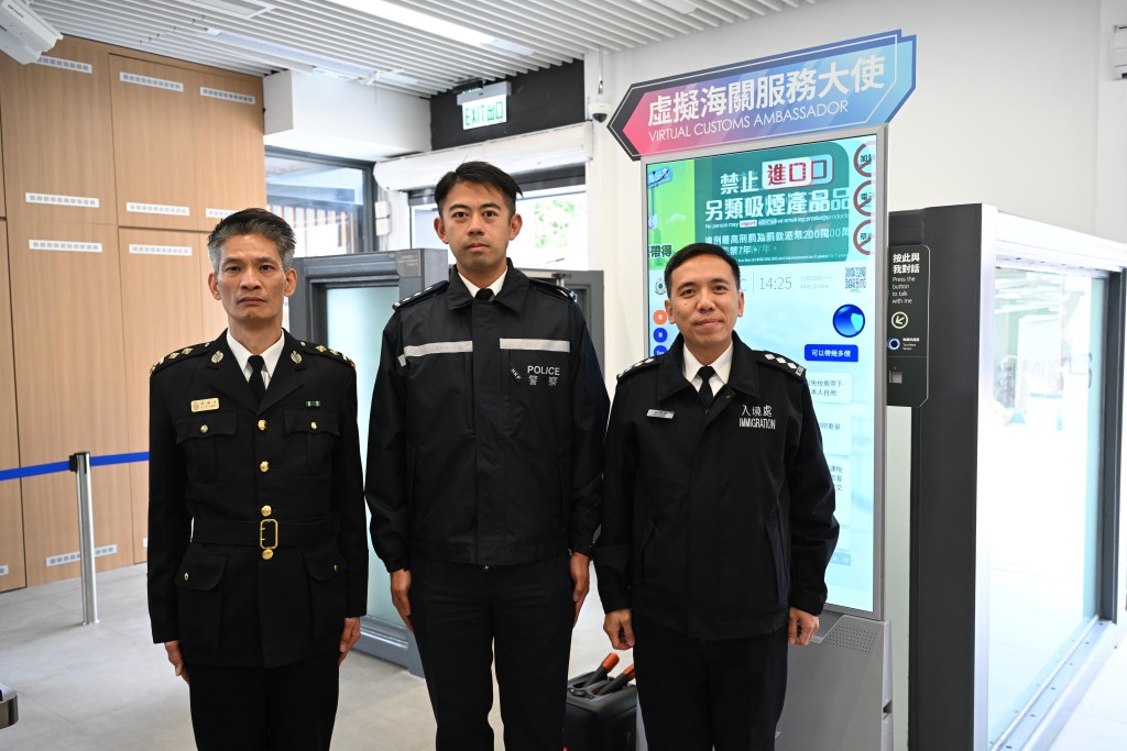 左起：香港海關高級督察蔡鎮波、 邊界警區總督察（行動）張澧騏 、入境處總入境事務主任（系統支援）管制站林喜騰。