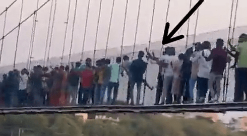 網傳影片事故發生前有人用腳踢橋，使橋身不斷搖晃。