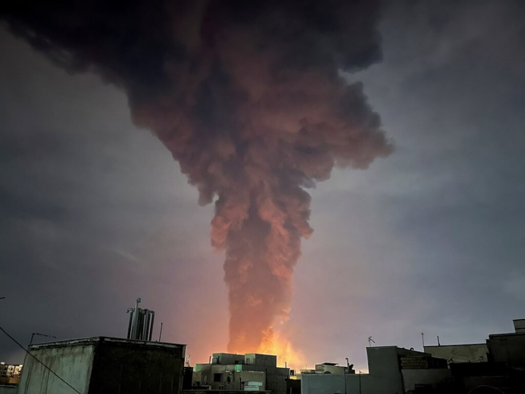 在今年初的史诗怒火行动中，美国、以色列向伊朗发动攻势，德黑兰街头窜出浓烟。路透社