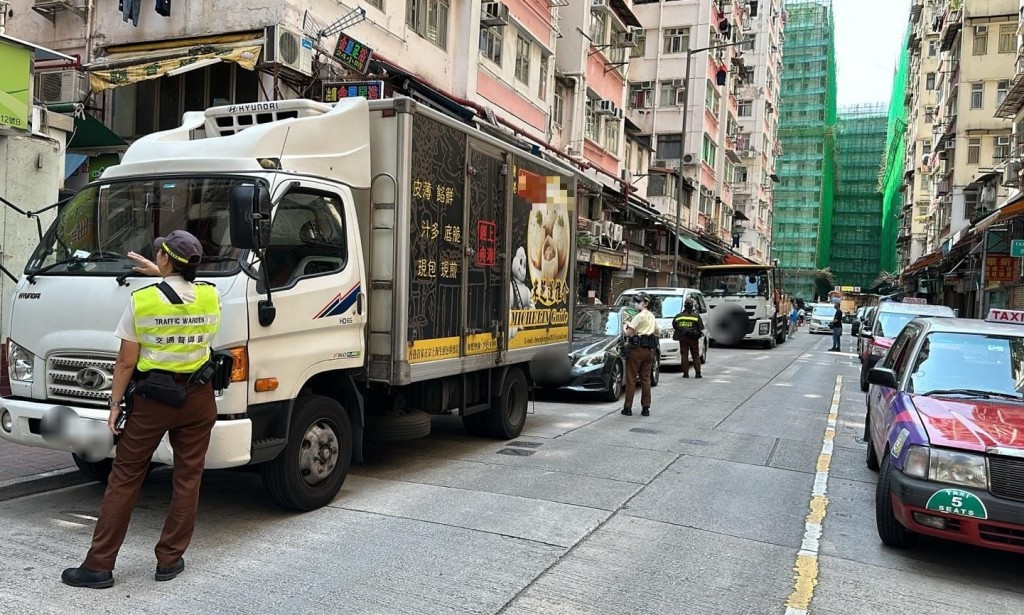 警方昨日在九龍城區多個交通黑點嚴厲執法。警方提供