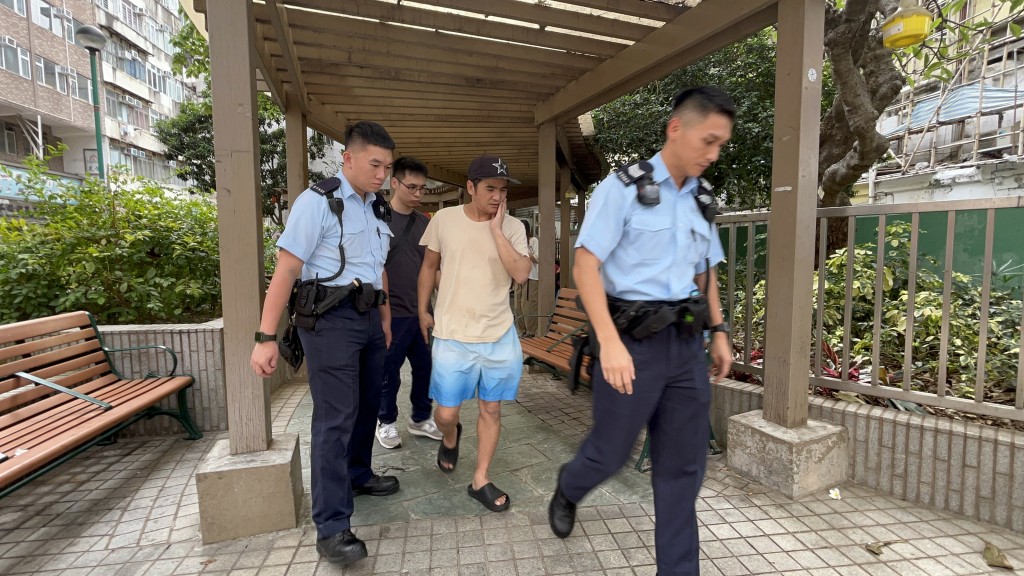 警方带走起火单位男户主调查。林思明摄