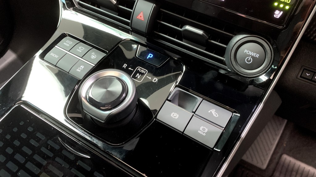 内置3种驾驶模式及煞车动能回收加强按钮