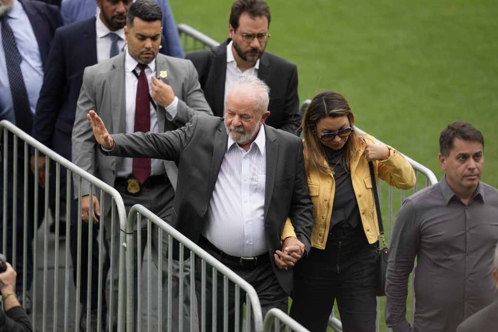 巴西總統盧拉前往喪禮向比利致敬。 AP