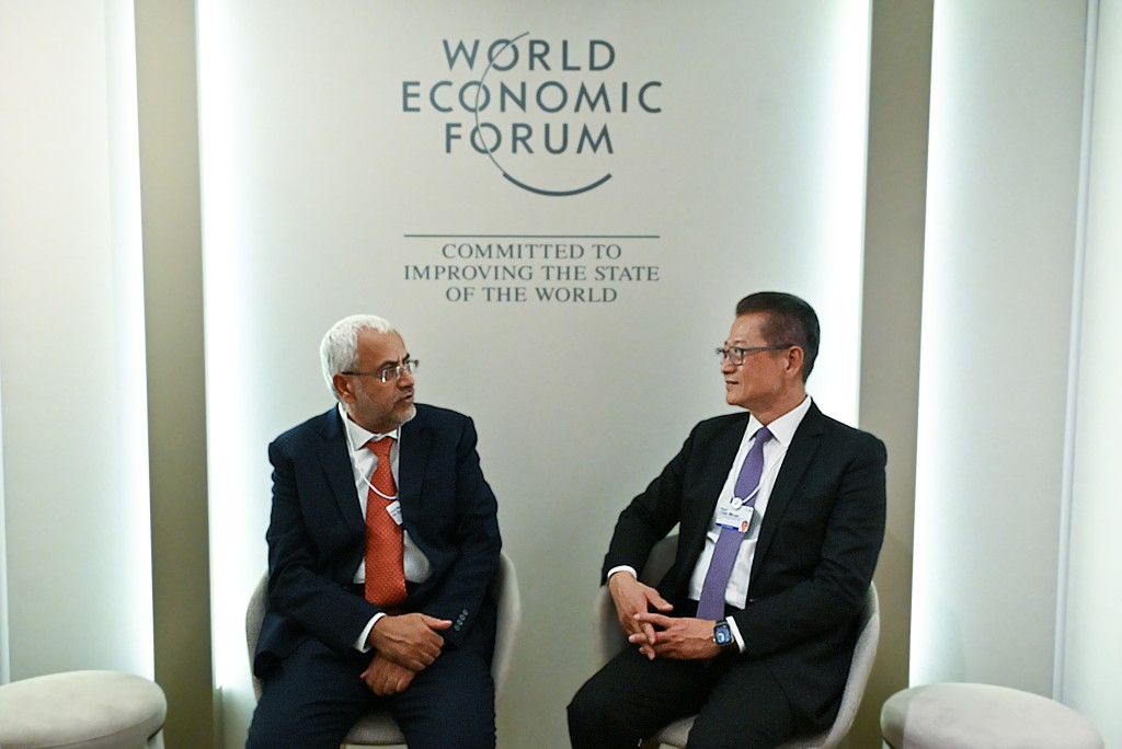 陳茂波（右）與阿曼蘇丹國經濟部長H.E. Said Mohammed Al-Saqri博士（左）會面。政府新聞處圖片
